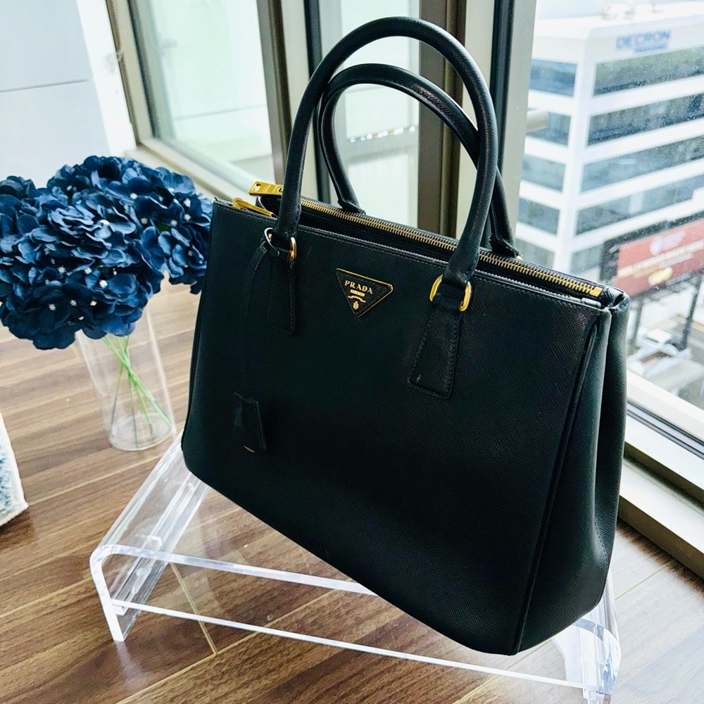 Prada Milano Saffiano 158 
Black Leather Tote Bag